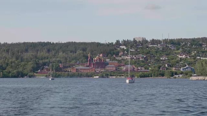 沃斯克雷森斯基修道院红色建筑的河流和绿色海岸的帆船景观