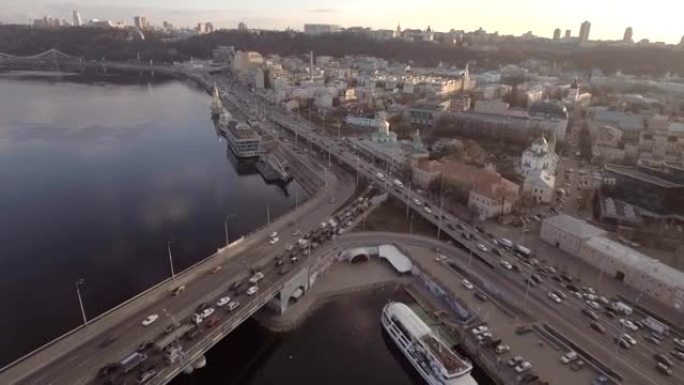 在城市的河上飞行。乌克兰基辅。