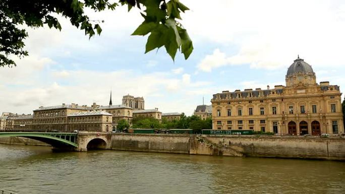 巴黎的皇家桥和卢浮宫