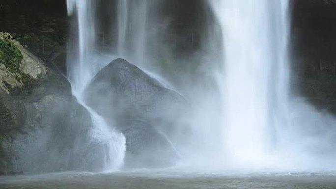 黑色岩石上的瀑布水资源壮观流水