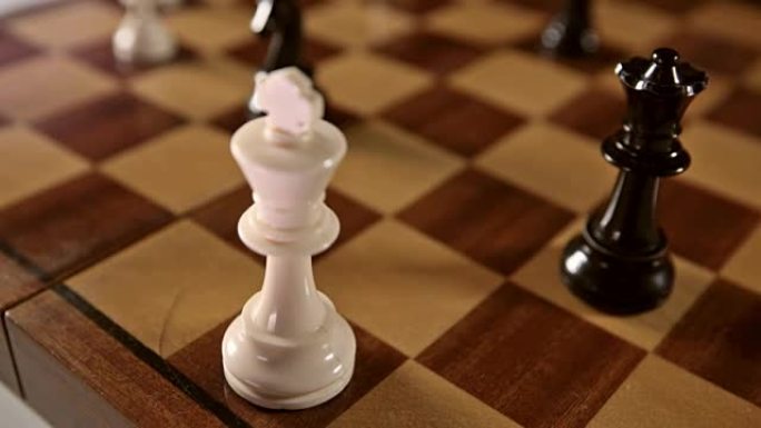 国际象棋游戏中的黑人女王checkmate白人国王。