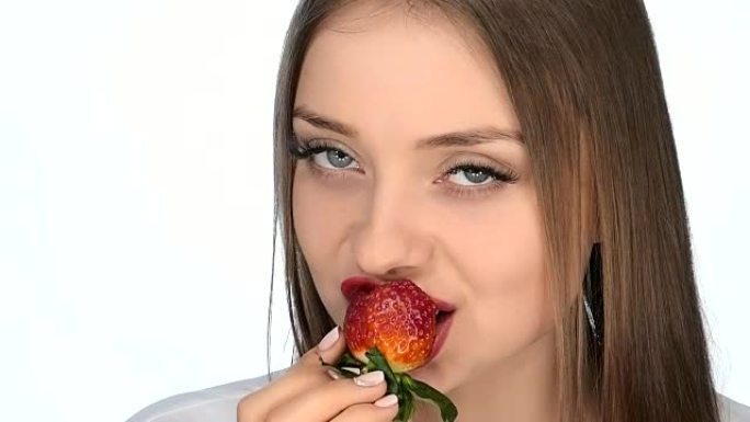 年轻女孩性感吃草莓，慢动作