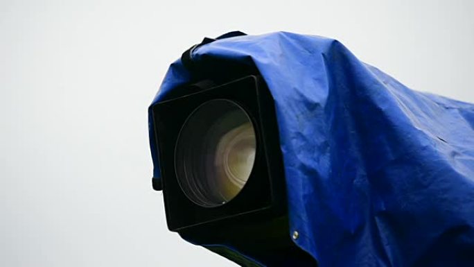 受蓝色雨罩保护的新闻摄像机