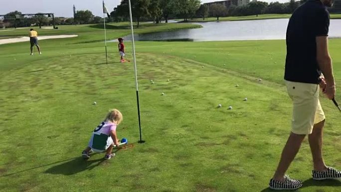 爸爸和儿子打高尔夫球