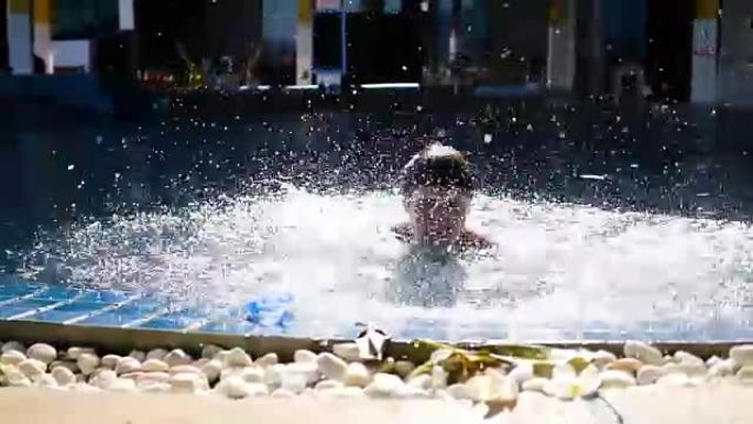 这家伙在室外游泳池游泳，产生飞溅的水。户外运动