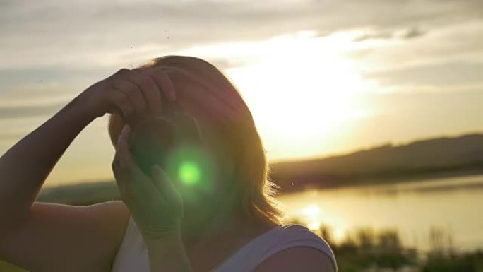 笑脸写真时尚的女性做画和看镜头，夏天生动的写真自然之美