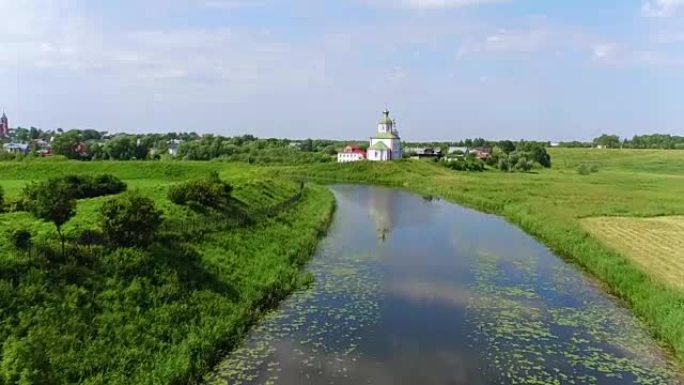 俄罗斯苏兹达尔卡缅卡河上的空中拍摄埃利亚斯教堂