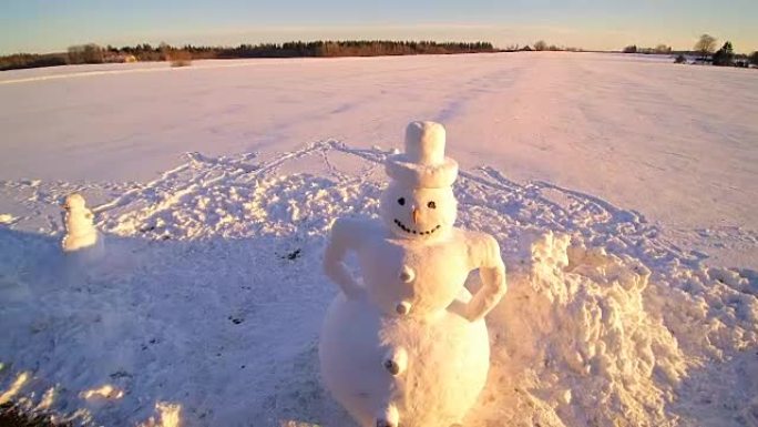 雪人和背面的白色大田野