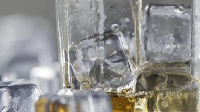 关闭将威士忌倒在冰块上的玻璃杯中。