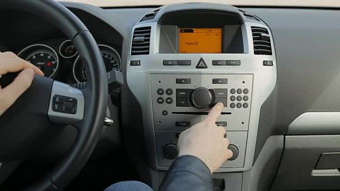 人类驾驶汽车和收音机、仪表板上的按钮