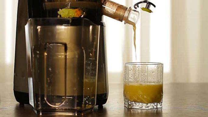 新鲜的芹菜汁倒入榨汁机。