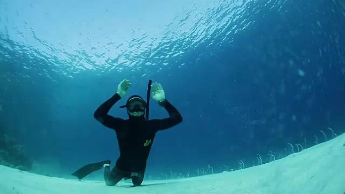 自由潜水员在水下制造环形气泡