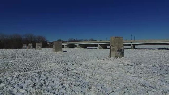 摄像机从桥上移开时，莫米河上的冰的低角度视图