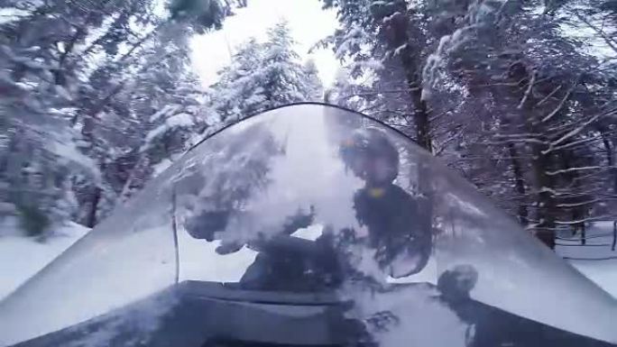 快速雪地摩托驾驶员和挡风玻璃反射