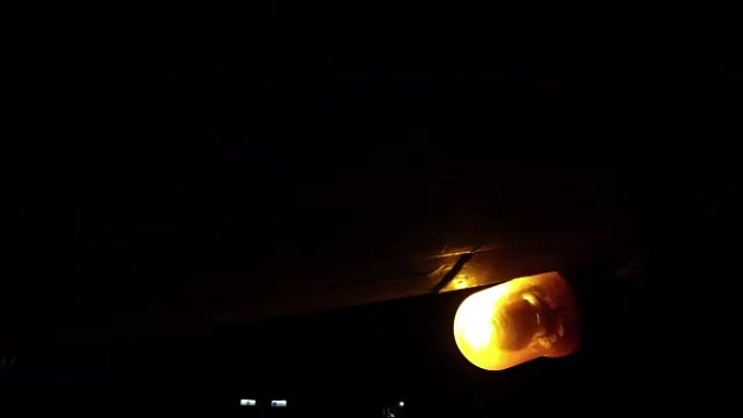 应急灯或闪烁的信标。支撑和服务车辆顶部的橙色闪烁和旋转灯。