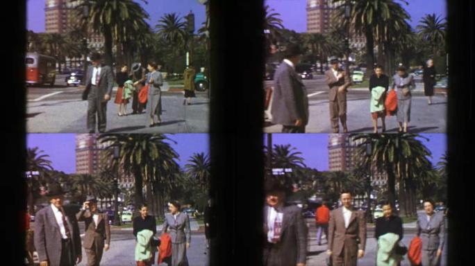 1957: 家庭行走阳光明媚的棕榈树宽街道比佛利山庄的新街。