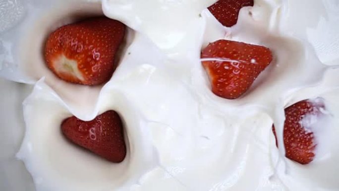 草莓落入白色酸奶奶油中