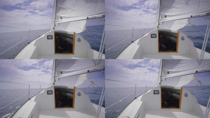 帆船上的驾驶舱内夏季阳光明媚的大白帆刮风速度