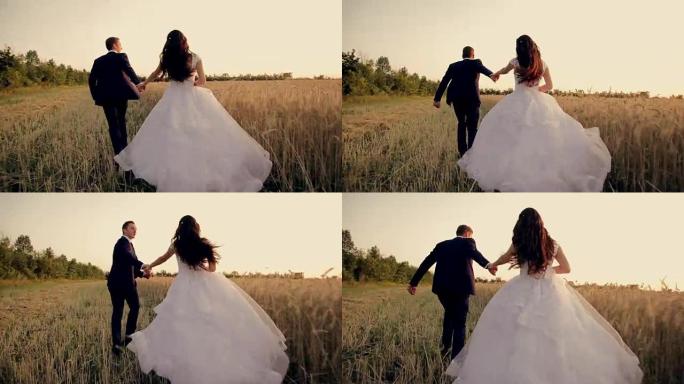 新娘和新郎用小麦高清在田野上奔跑