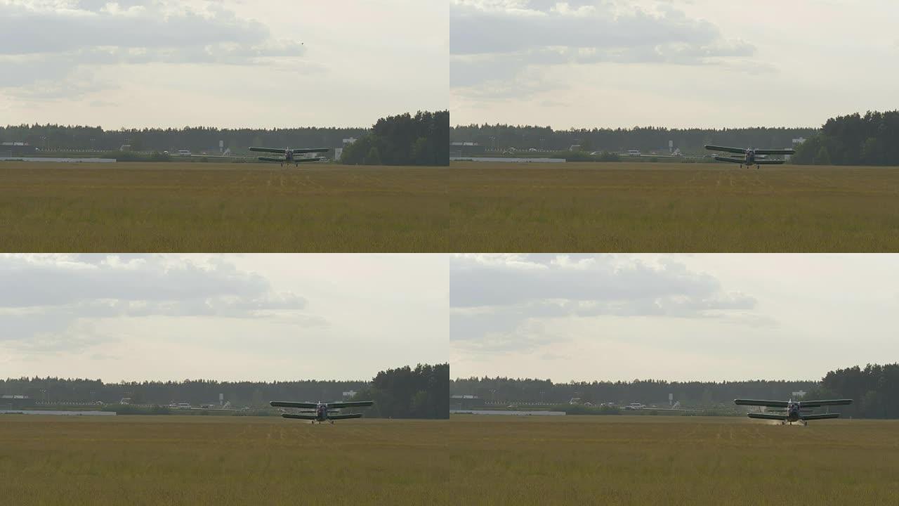 一架小飞机降落在草地上，慢镜头60帧/秒