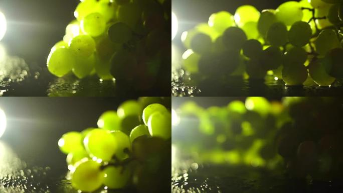 盘子上的绿色葡萄，黑色背景上的美丽灯光循环视频