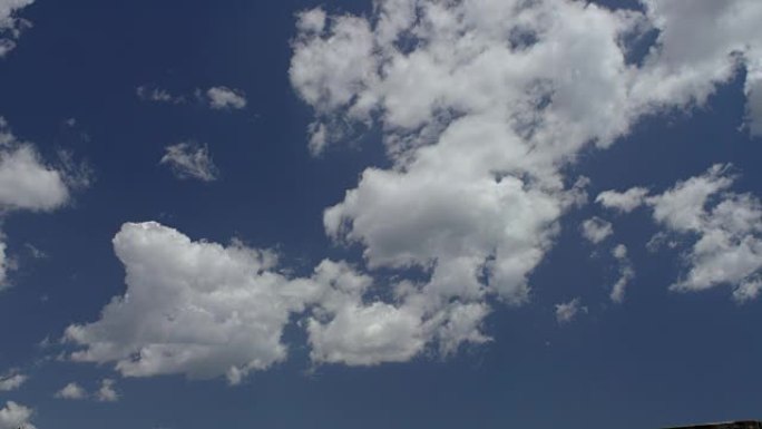 在蔚蓝的夏日天空下，云在完美的流体运动中的时间流逝