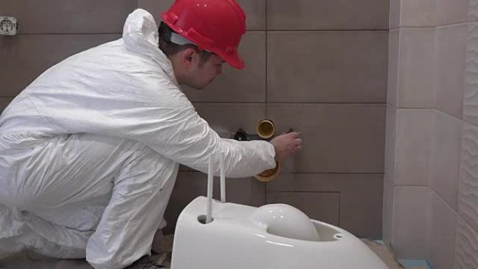专业管道工准备在新浴室安装抽水马桶