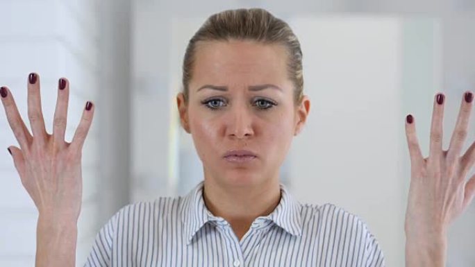 愤怒的女人肖像在办公室，打架