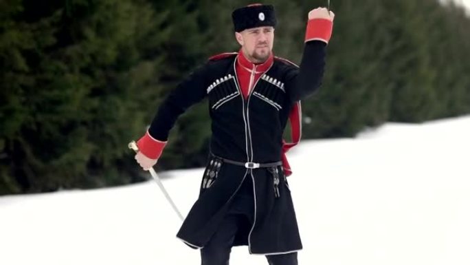 一个穿着哥萨克衣服的年轻人在雪地里的冬天风景中挥舞着剑。