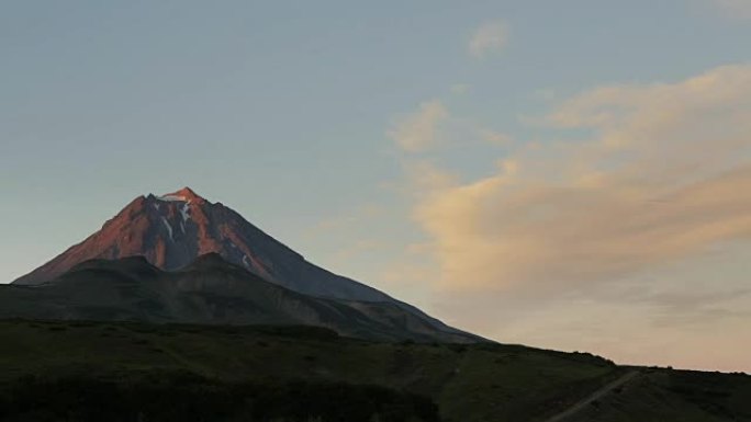 火山周围的云层运动Vilyuchinsky库存视频