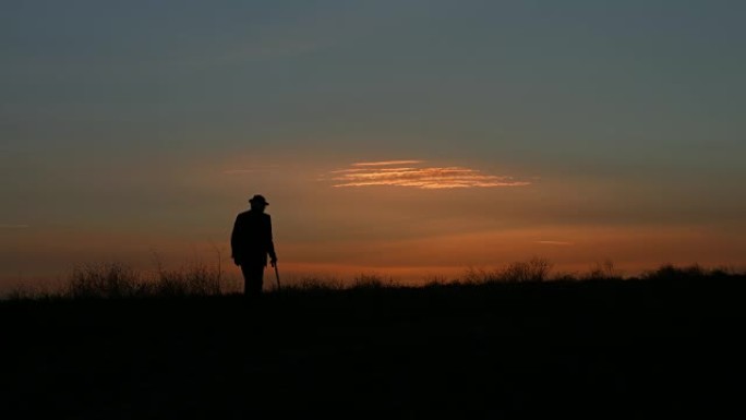 日落时散步的老人