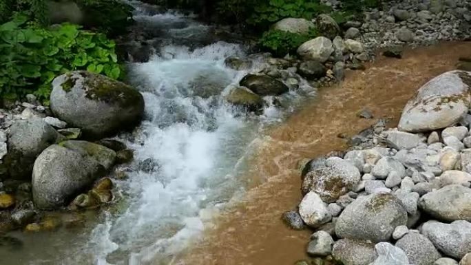 肮脏的污水流入清洁溪