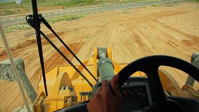 带有推土机在建筑工地移动土壤的拖拉机-从拖拉机上看