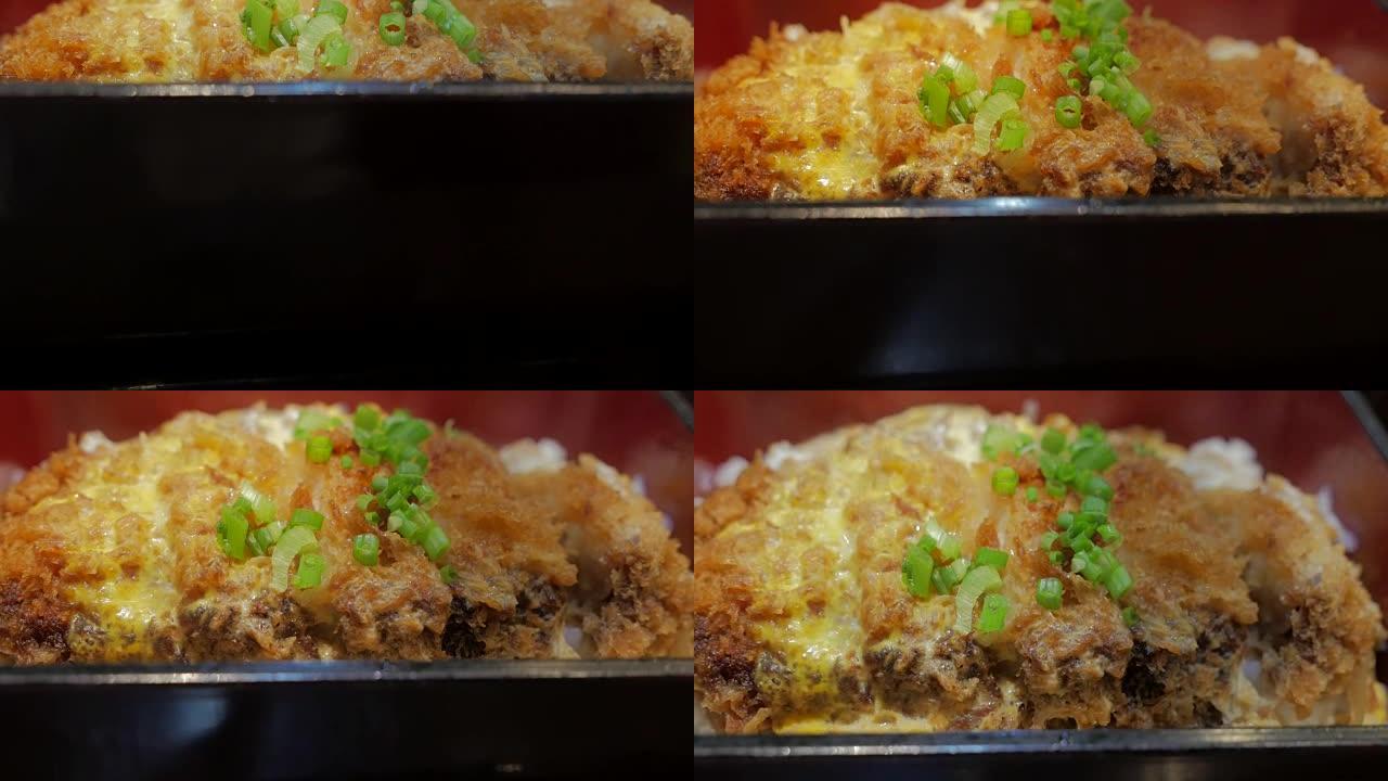 日本料理胜顿。鸡蛋炒猪肉，米饭上的洋葱。