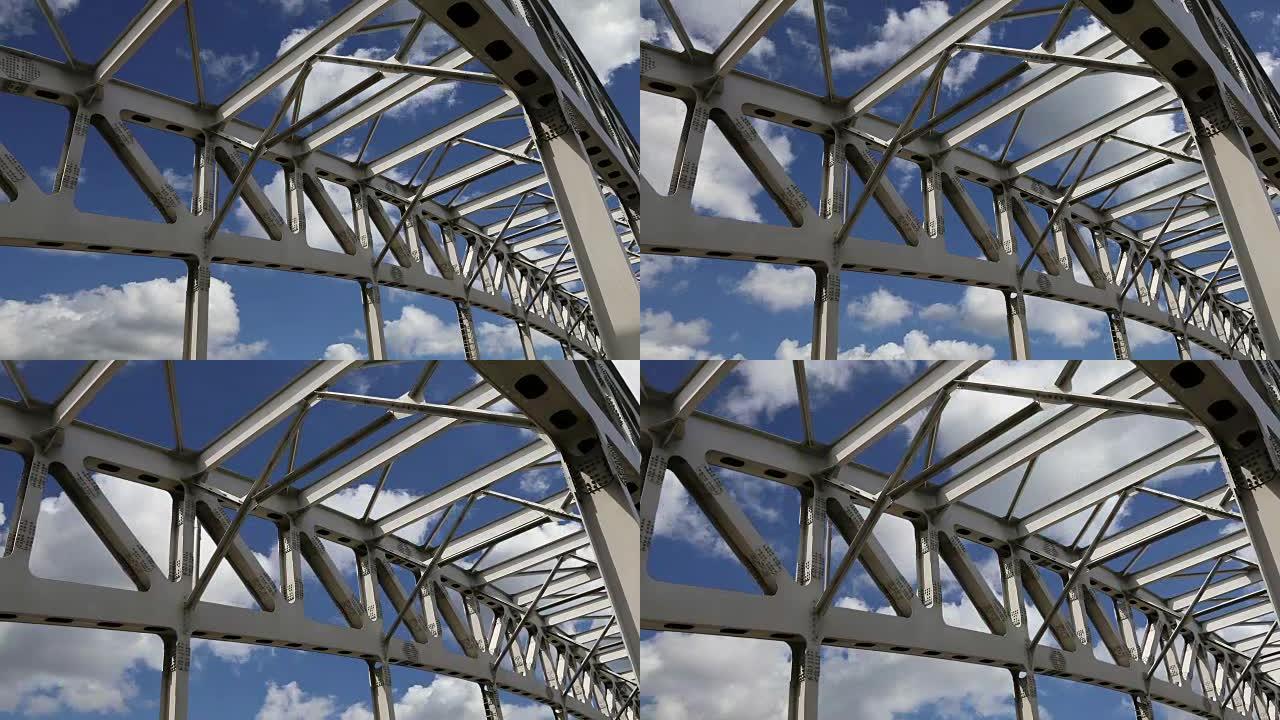 天空背景上桥梁的金属结构