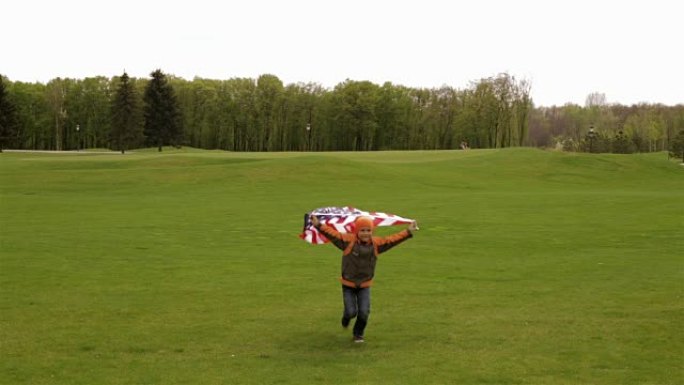 带着美国国旗奔跑的小男孩