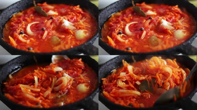 将切成薄片的胡萝卜与番茄酱洋葱一起在煎锅中油炸，将蔬菜炖