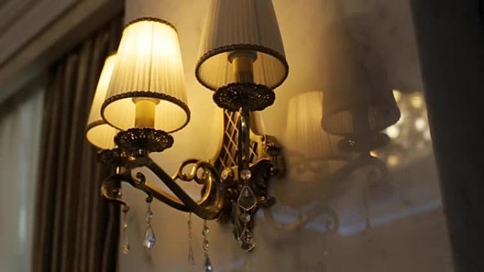 ) 著名餐厅用花式灯具做的昂贵装饰