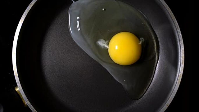 在煎锅里煮煎蛋。特写。顶视图。