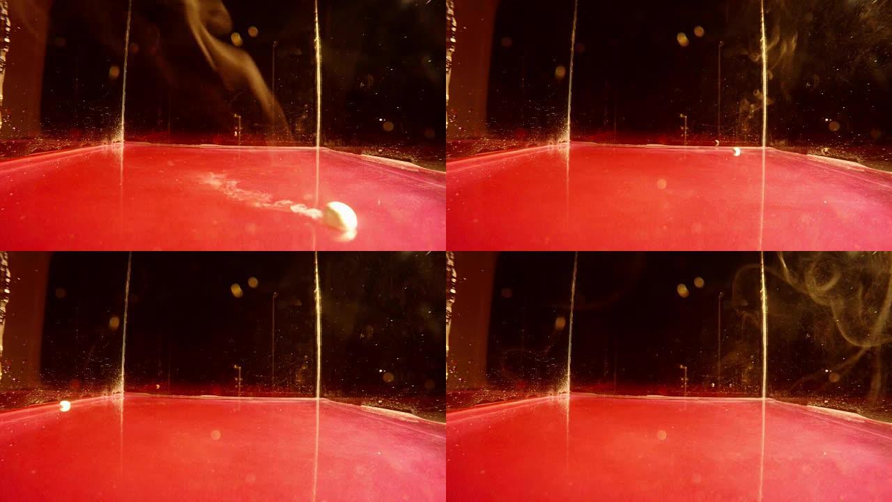 由于酚酞在碱性介质中的反应，用镊子将发烟钠球浸入红色液体中