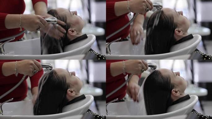 美发师在美发厅为顾客洗头