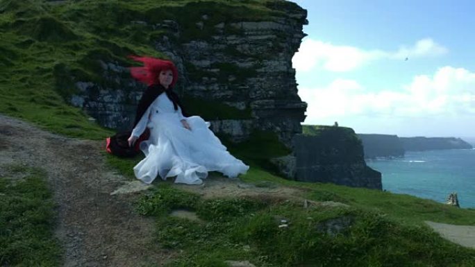 爱尔兰Moher景观悬崖上红发公主的4k镜头