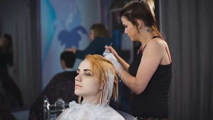 发型师美发师在客户的头发上做专业油漆