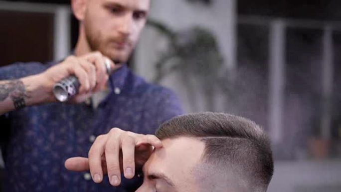 理发店的一位访客来到沙龙为了改变自己的形象，美发师使用发胶来创造一种新的发型和风格