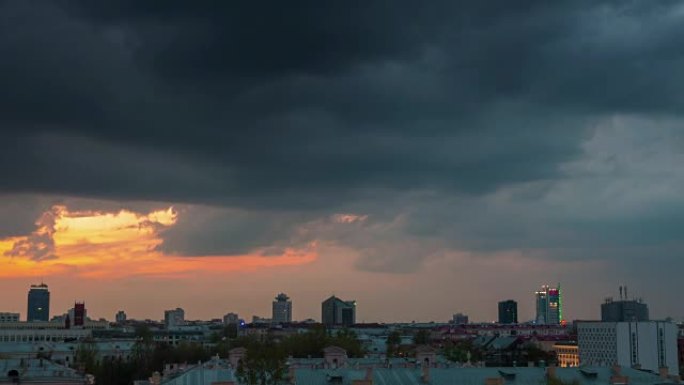 白俄罗斯日落之夜市中心屋顶全景4k延时