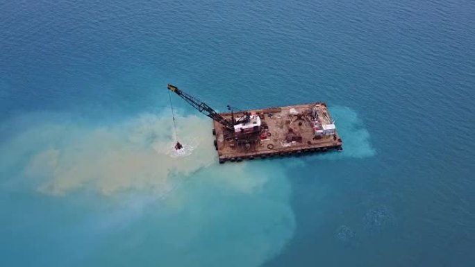 驳船用钢包从海底提起沙子。无人机的风景照片。地中海。塞浦路斯