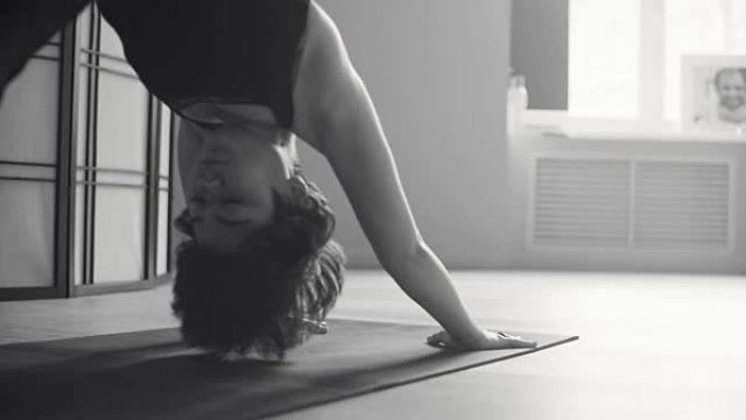 一名年轻女子表演瑜伽体式