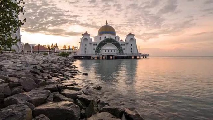 马六甲海峡浮动清真寺 (马六甲清真寺) 日出的时间流逝。