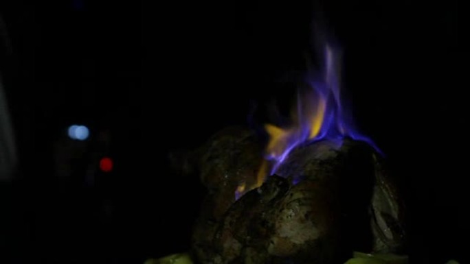 在火上煮肉。