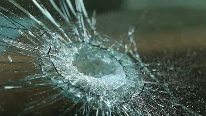 汽车挡风玻璃破损。汽车事故。选择性聚焦